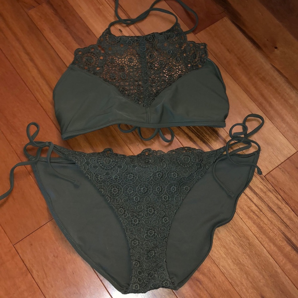Aerie bathing suit set bottoms have tag!